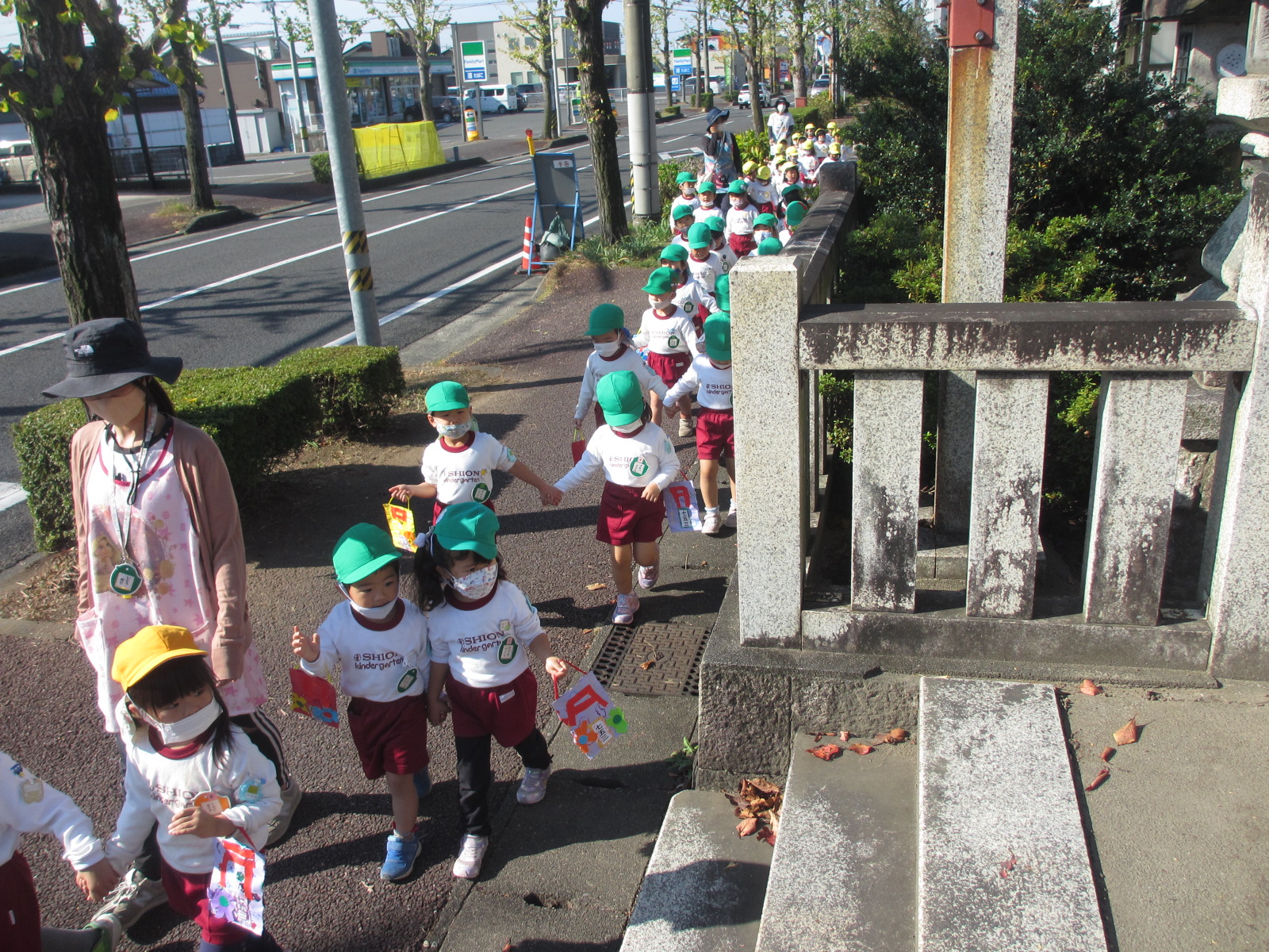 年少さんも幼稚園から元気に歩いて到着しました。