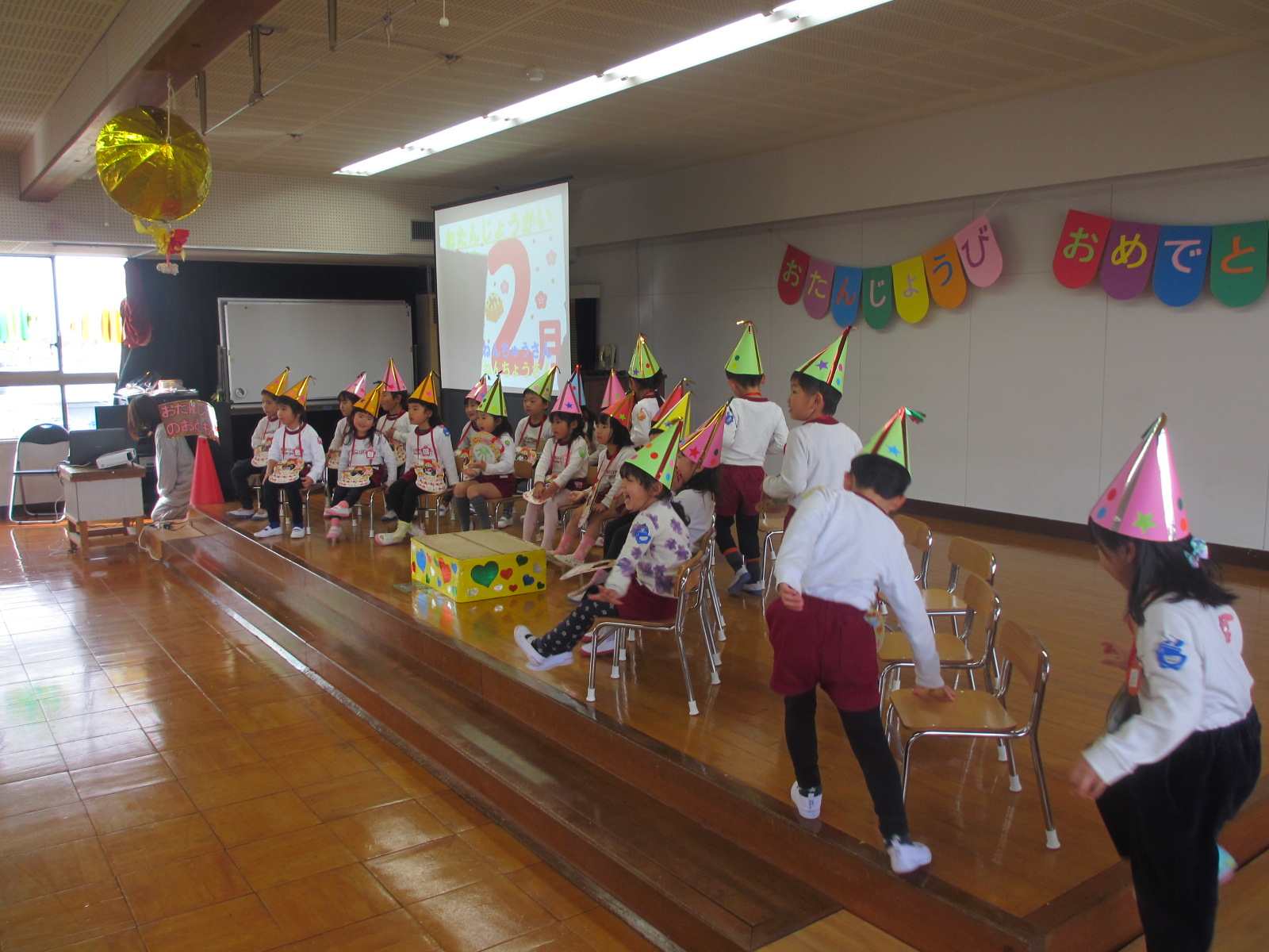 元気にお誕生日の歌に合わせて入場です。みんな大きな拍手で迎えます！