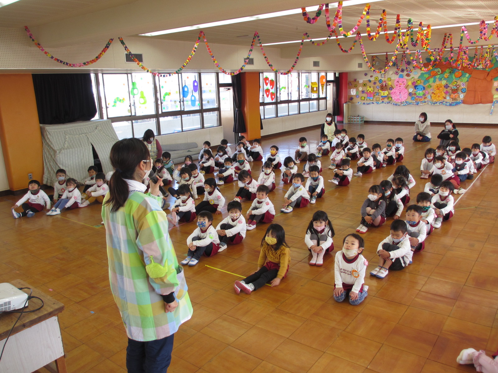 先生から三学期、かけっこやなわとびがんばろうね！！と話してもらいました。