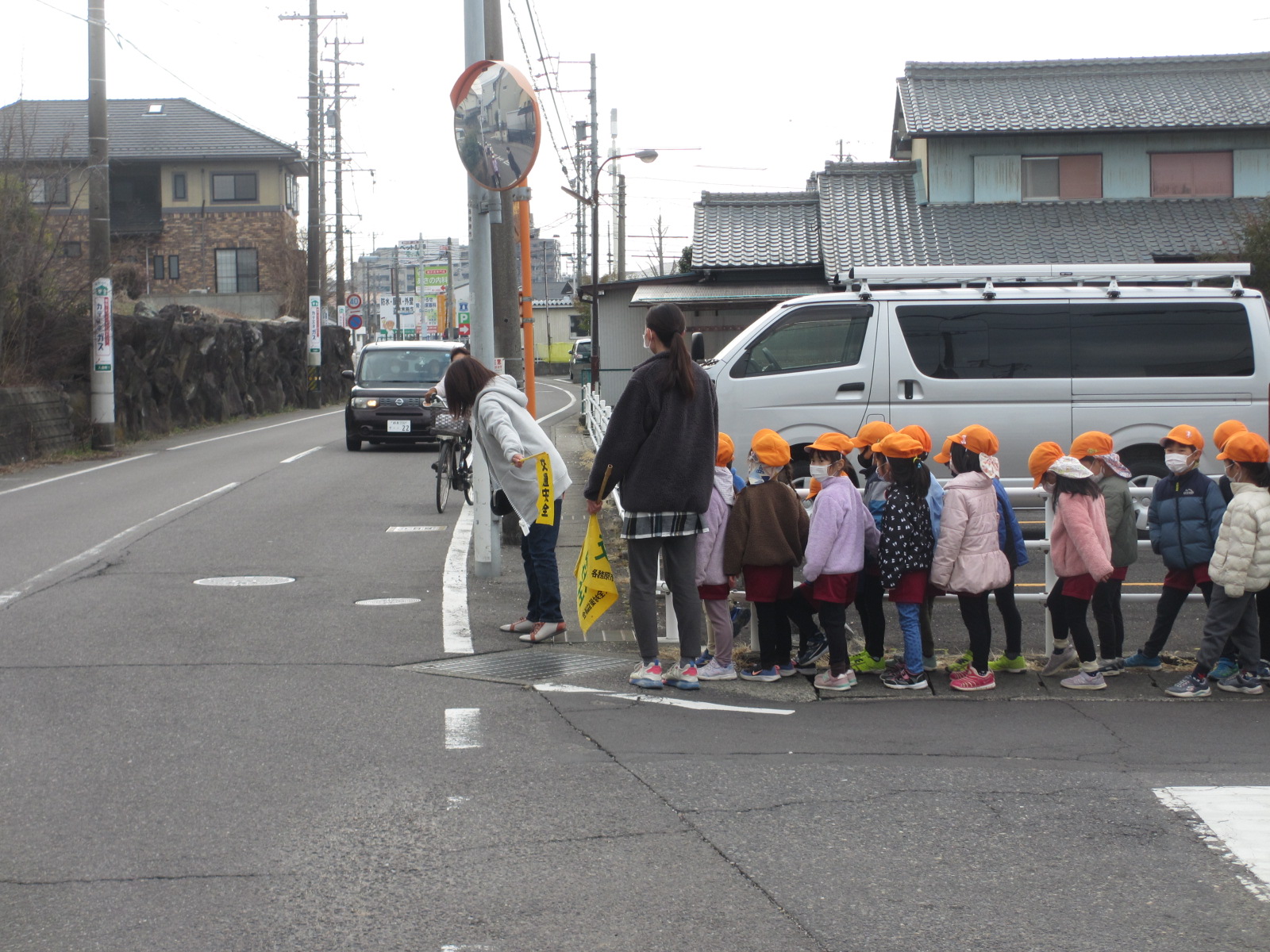 車の陰の横断は難しい。