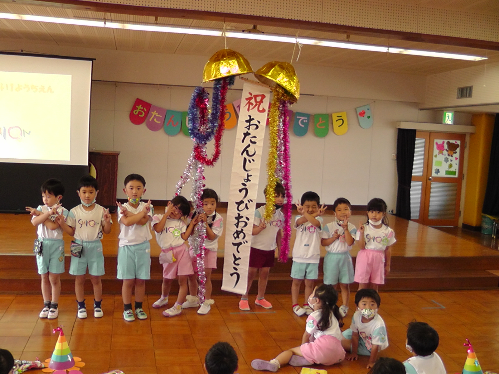 誕生月の皆さんには、当日の様子をお知らせするとともに成長した姿をお家での話題にしていただくことができるよう、動画でも紹介しています。また、一緒に祝うお友達たちの姿も紹介します。