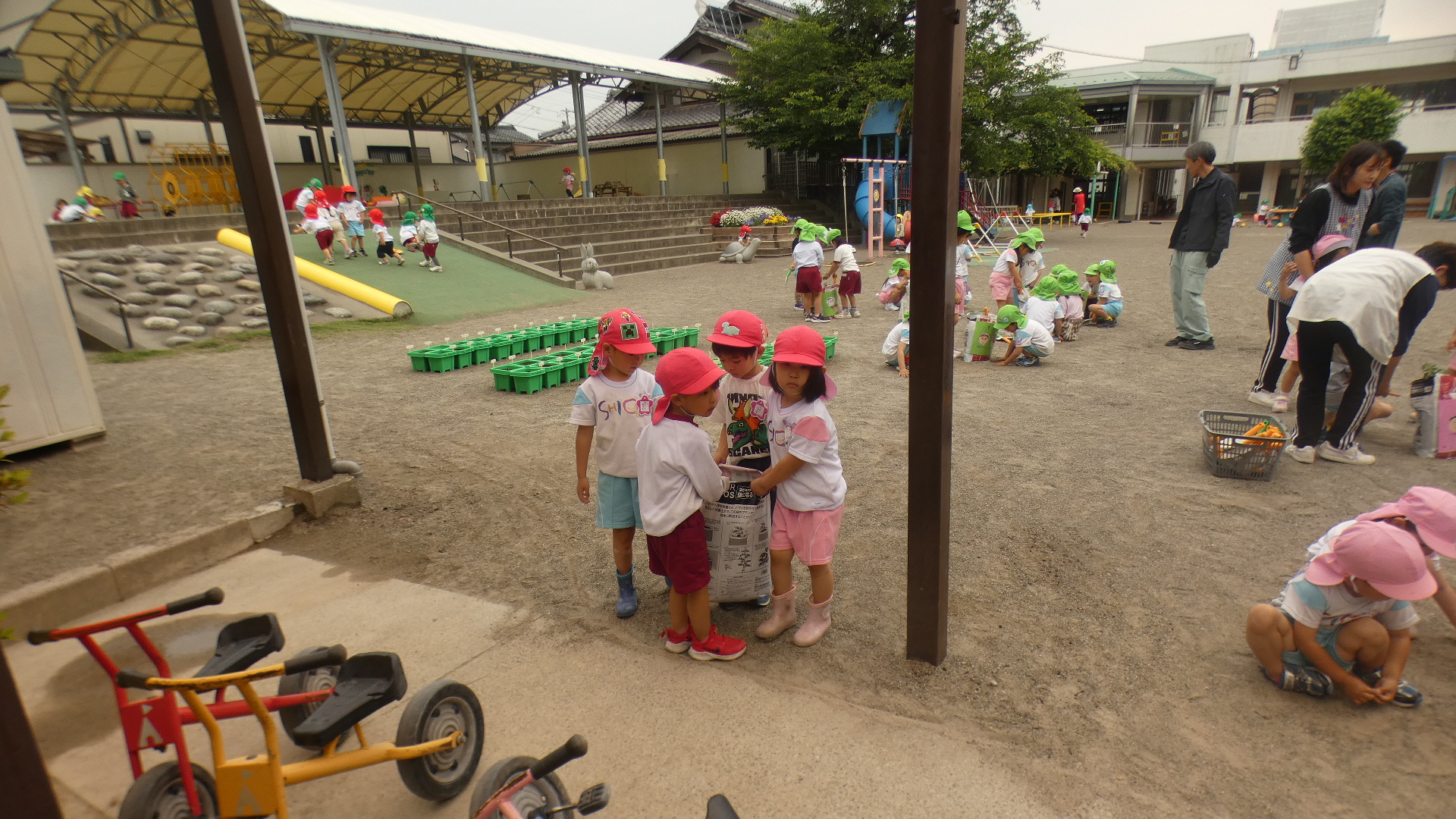 坂のところまでグループで力を合わせて運びました。