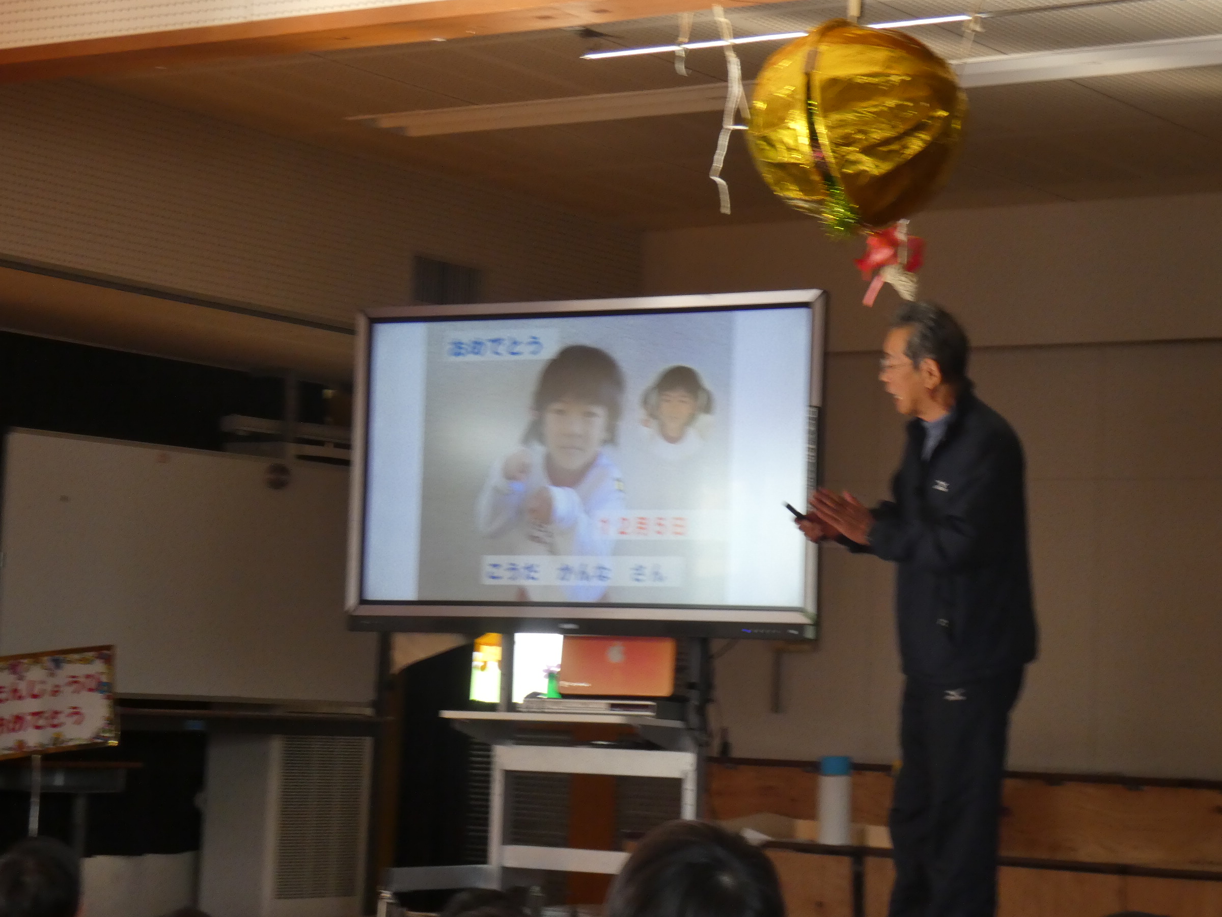 一人ずつ１年前の写真と並べて成長を確かめています。年長になるとさらに成長が感じられますよ！