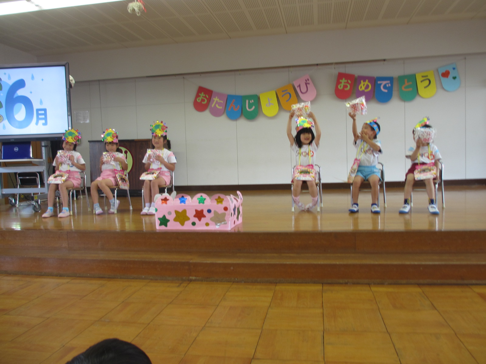 プレゼントを皆に見せてくれました。子苑会さんありがとうございました。一人お休みされましたが来月７月にやりますから、安心してください。