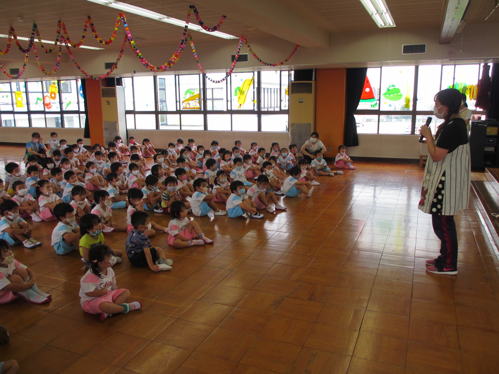 新しい先生が仲間入り
一人目は前田先生です。（復帰）おもに年少さんをサポートしていただきます。