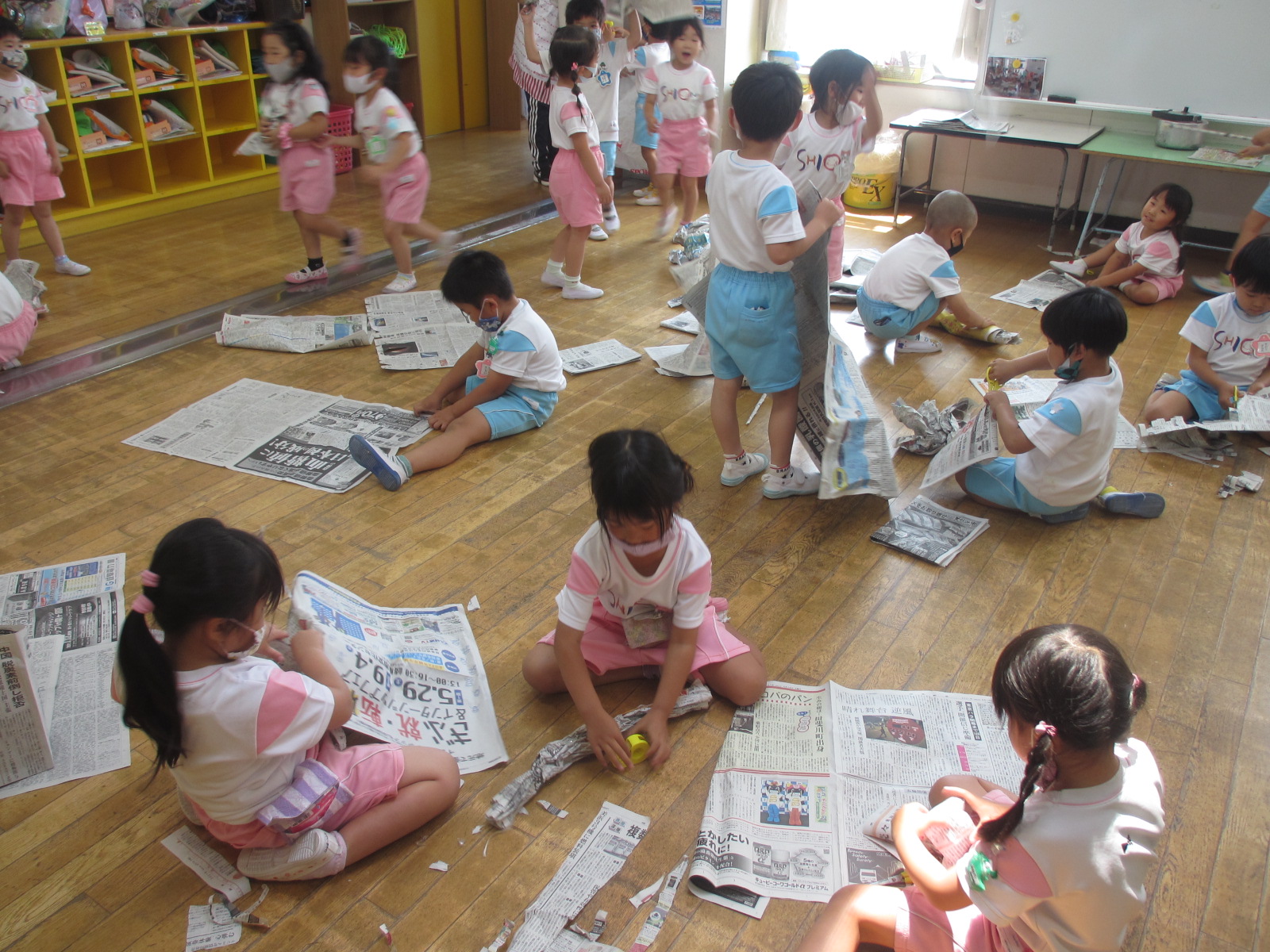 新聞紙をきって、丸めて、たたんで広げて・・部屋一杯に広がって遊んだよ！