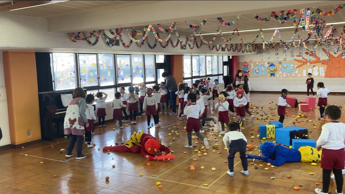 「ごめんなさい！山に帰ります！」優しい子苑の子どもたちは鬼を許してあげました。