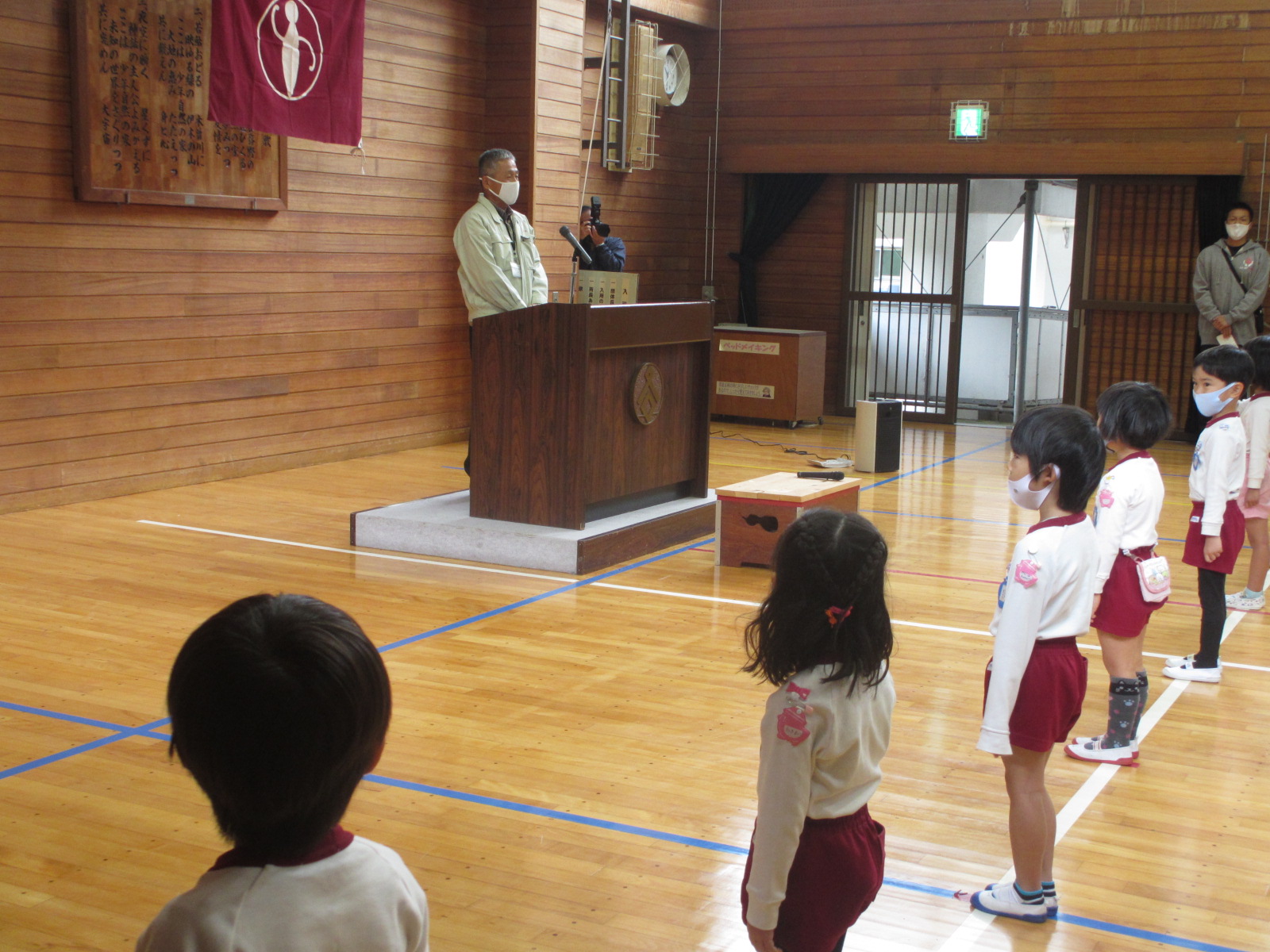 所長さんのお話をしっかりと聞く年長さん。