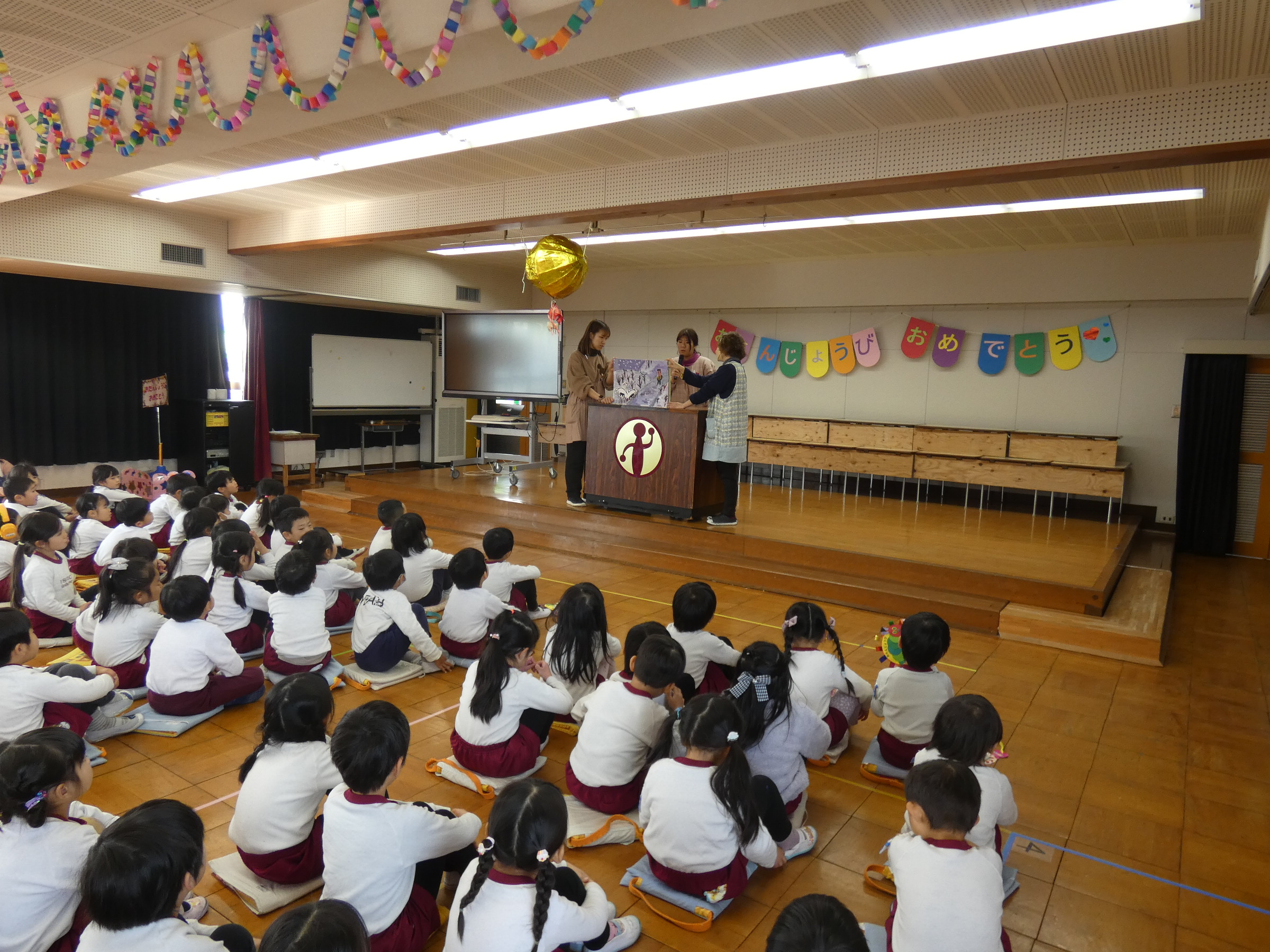 先生の読み聞かせプレゼントは、「つるの恩返し」鶴の気持ちに共感している子ども達でした。