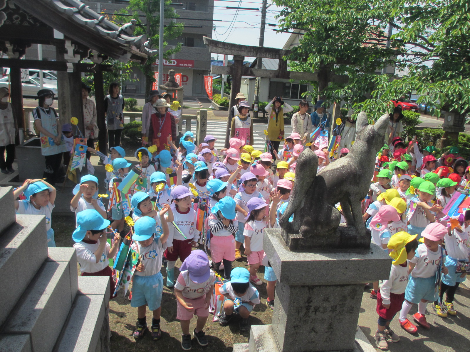 神様の前で鯉のぼりの歌を歌いました。そして神様にみんな元気になりますようにとお願いしてきました。