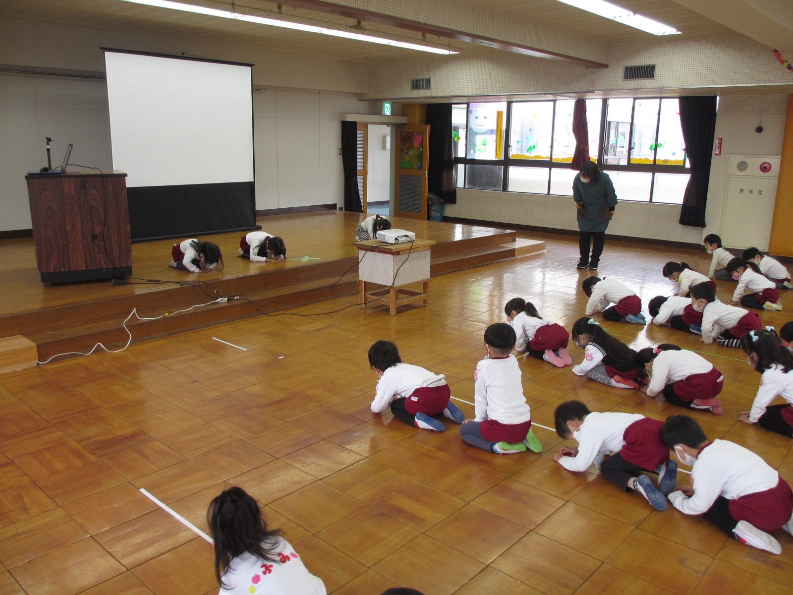 年中さんの終業式の様子です。2学期の楽しかったことを話した後、冬休みの約束について確認しました。そして、最後に「お正月」の挨拶の仕方について勉強しました。どの学年も練習しました。手を三角にして、正座して「あけまして おめでとうございます」って言うんだよ！！どうかお正月子どもたちにどうやって挨拶するのかな？？って聞いてみてください。きっとどの子もしっかりやると思いますよ！！