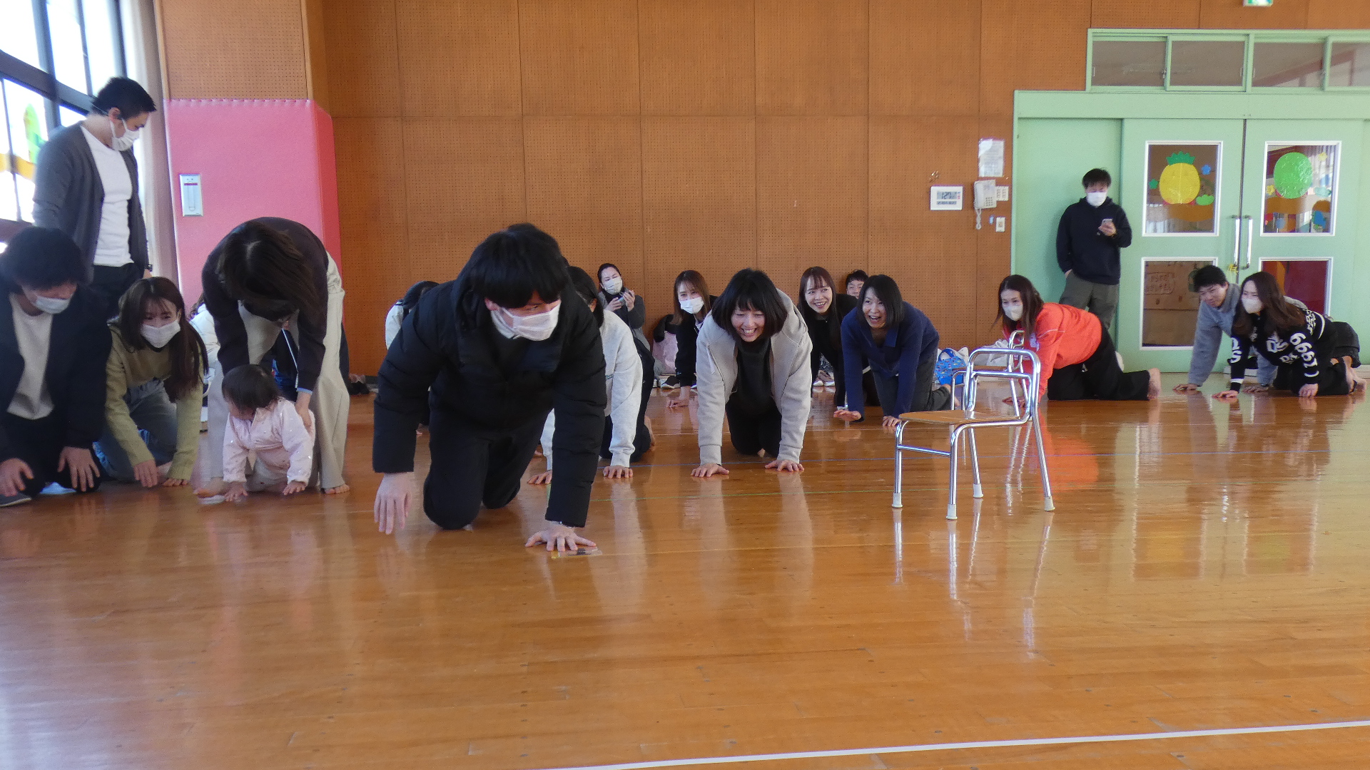 つくしさんはリトミック遊びを親子でしました。おうちの方も動物行進をしました。