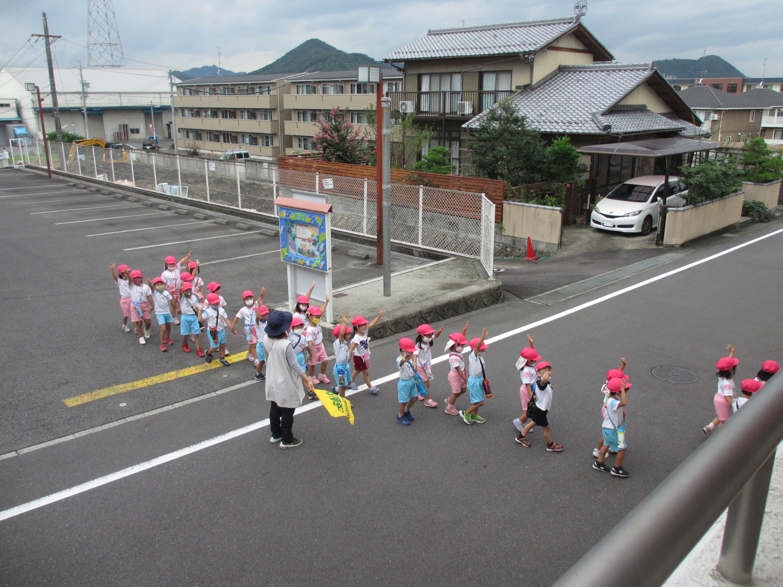 交通安全の実地訓練にもなります。
秋の遠足の予行練習になりました。