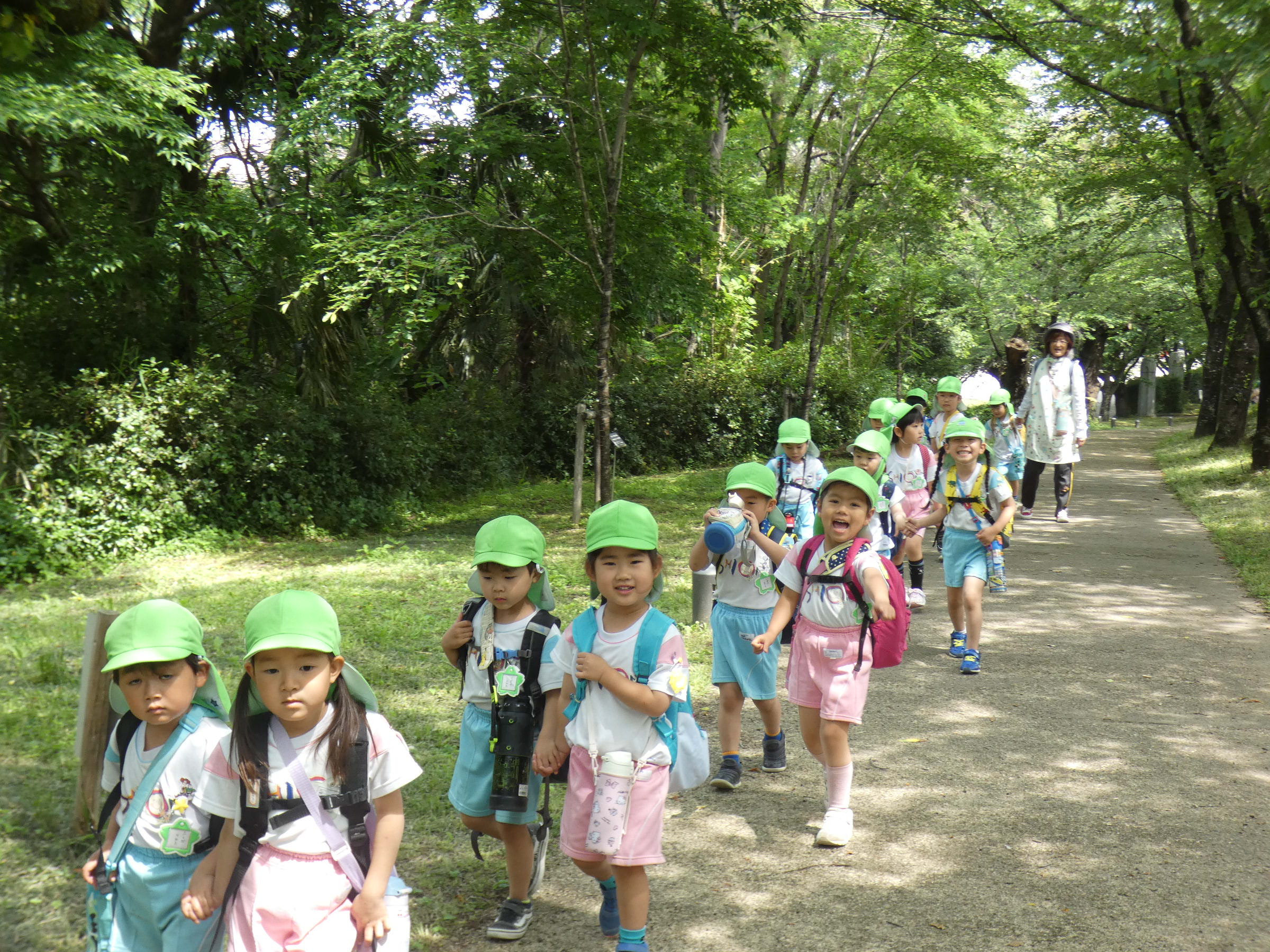 年中さんは学びの森公園の入り口までは園バスで送ってもらい、後半を歩きました。