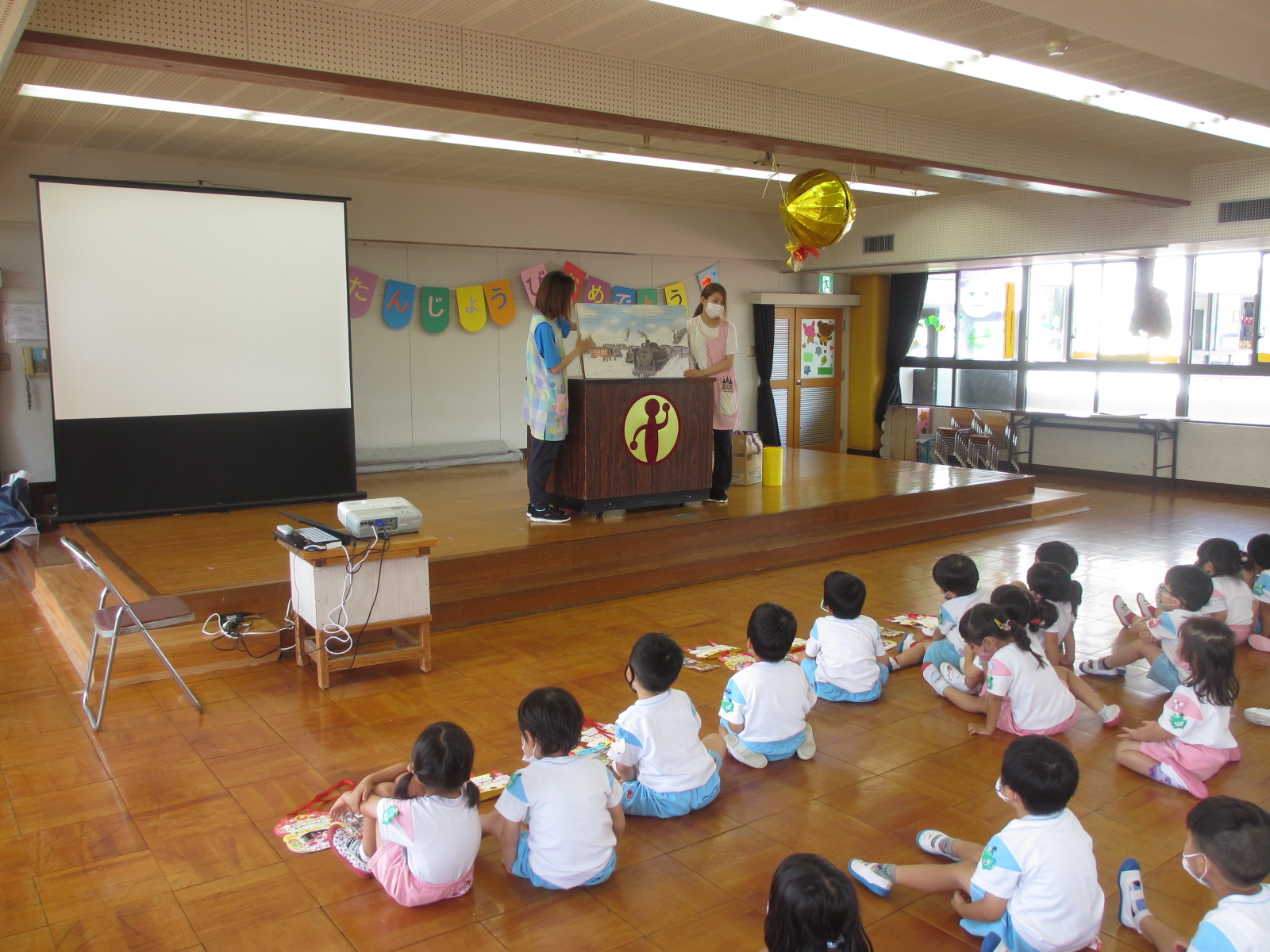 先生からは不思議なSLのお話を読んでもらいました。雲の上まで飛んでいく不思議なSLに乗った子どもたち・・・
