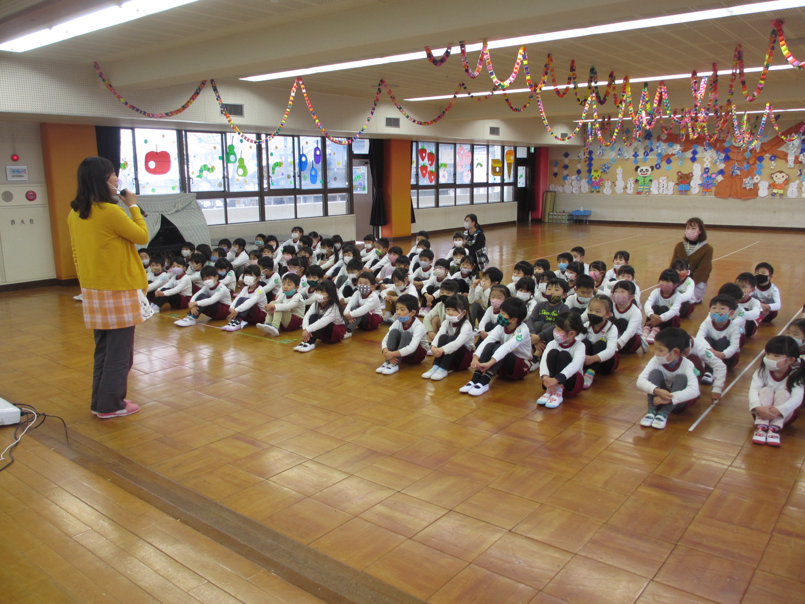 年長さんから始めました。安藤先生から年長最後の三学期のお話を聞きました。引き締まった年長さんたちでした。