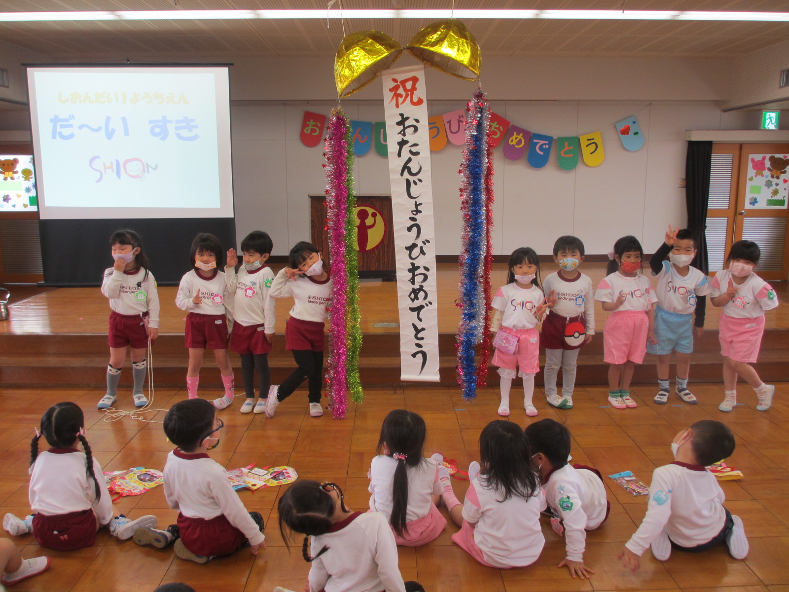 みんなて割ったくす玉の前で「はい！ポーズ！」誕生日、本当におめでとうございました☆