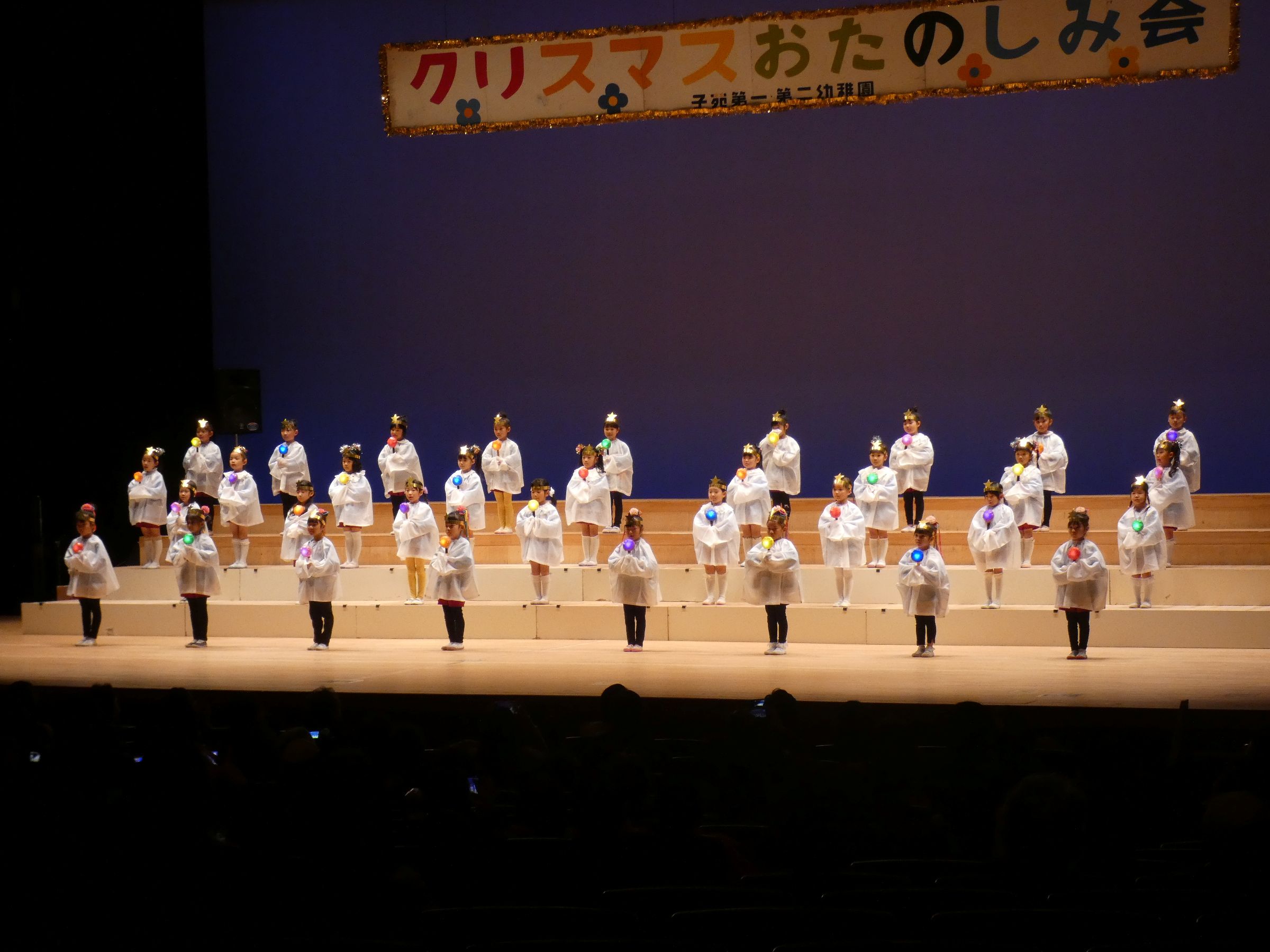 女の子の幻想的なキャンドルサービス